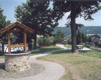Dorfplatz in Wallmenroth mit Glockenhaus im Hintergrund