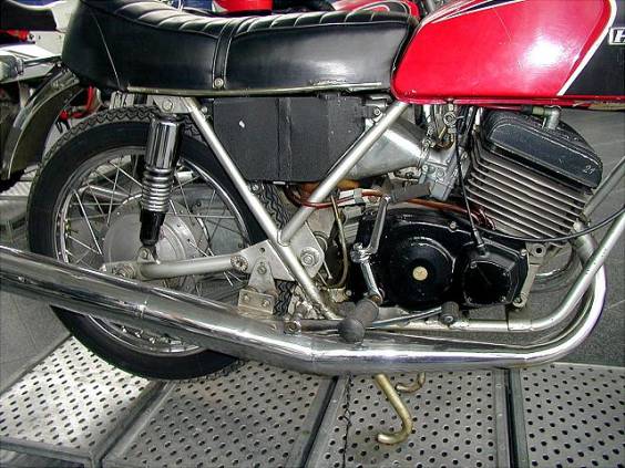 Parallelentwicklung zur W 2000: 350 cm&sup3; Zweizylinder-Zweitakter im fast unver&auml;nderten W-2000-Rahmen!